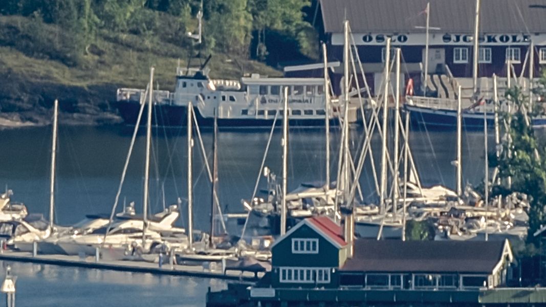 De samme seilbåtene etter at 20 bilder er satt sammen