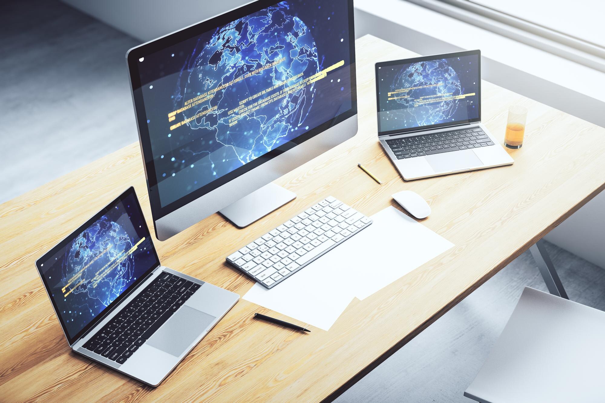 Moderne kontoroppsett med datamaskiner og teknologi Sammenstilling av to bærbare og en stasjonær datamaskin i arbeidsmiljø. Web Design AS tilbyr skreddersydde, kostnadseffektive nettsideløsninger med fokus på design, SEO, hosting og vedlikehold for å øke bedriftens synlighet, trafikk og vekst.