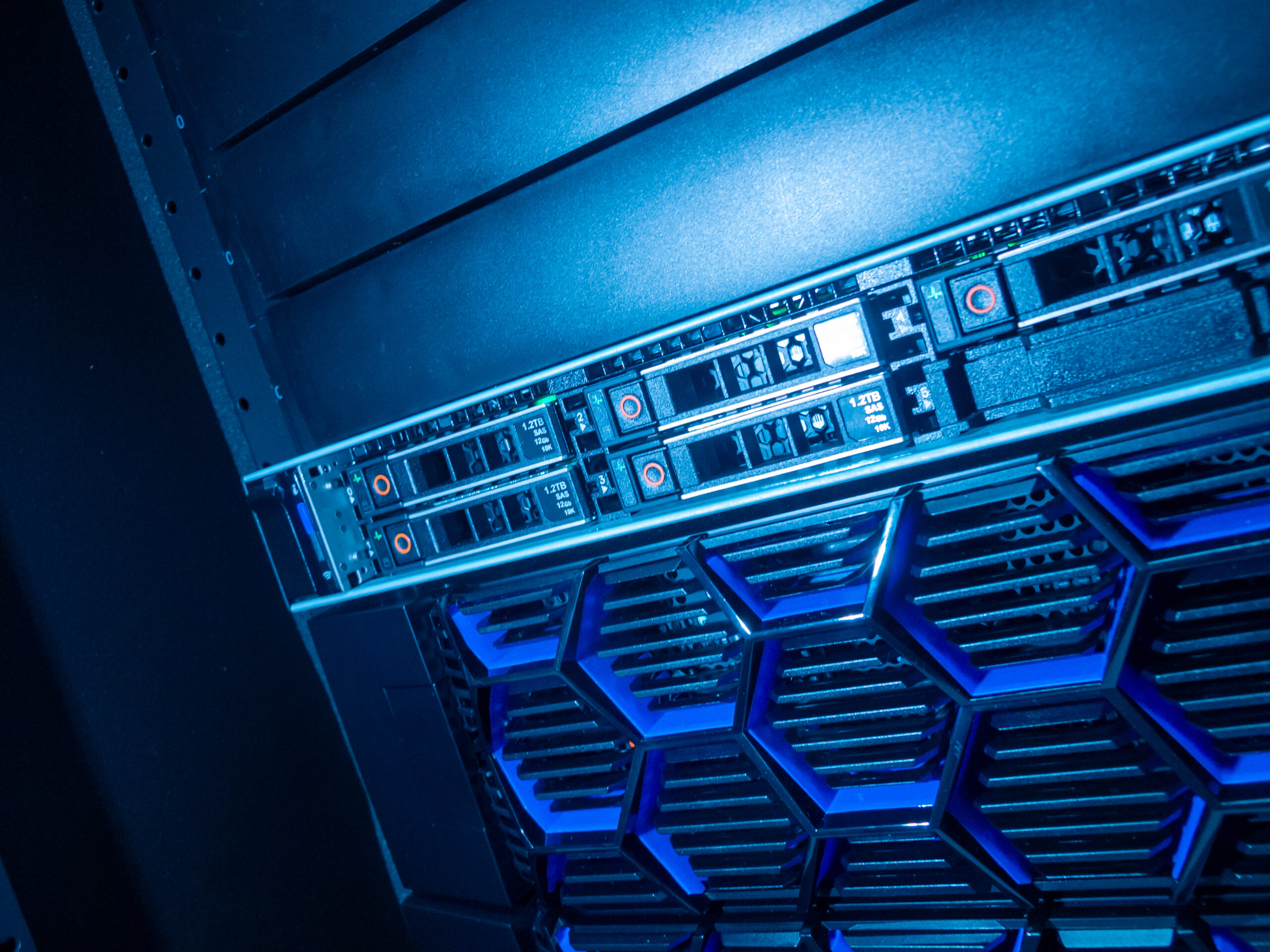 Høyteknologisk serverrack med blå belysning, interne komponenter synlige, med et moderne og futuristisk design.