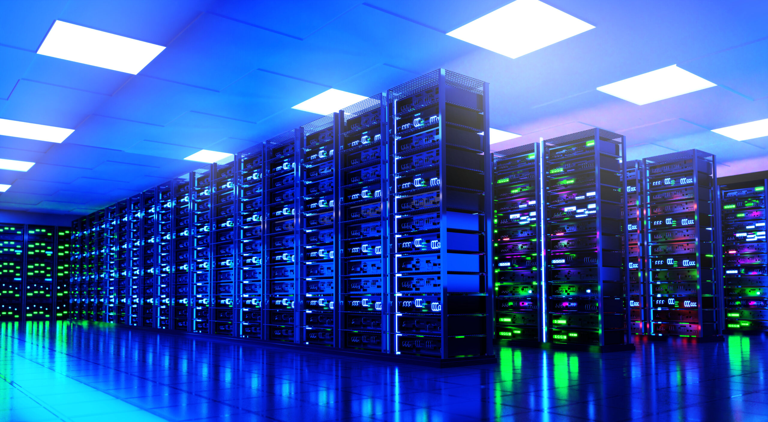 Moderne serverrom med høye rack fylt med superdatamaskiner, opplyst med blå og grønn belysning under taklys.