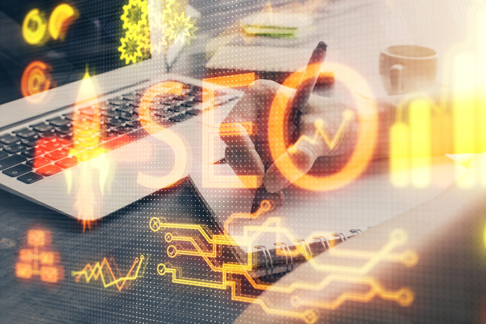 Tittel: Kvinnehender som skriver notater om SEO-analyse Sammendrag: Hender noterer viktige SEO-data ved en laptop. Hender tar notater ved en laptop, med SEO-grafikk og lyse farger som illustrerer digital markedsføring.