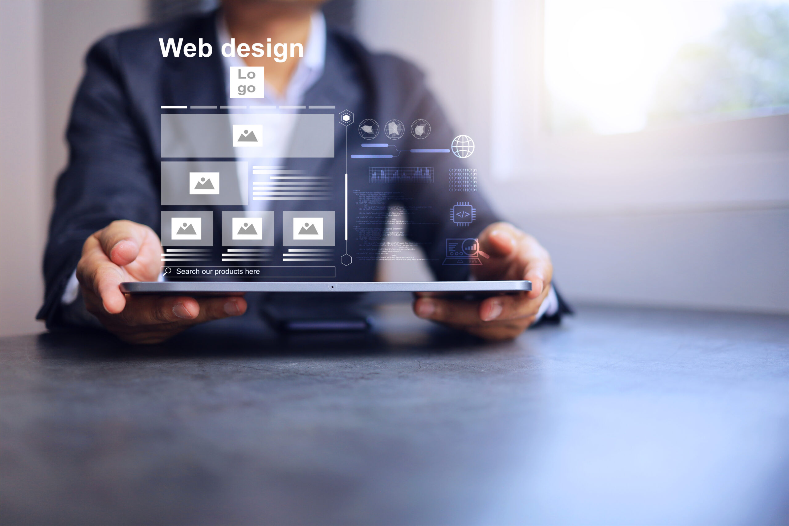 En person i dress holder en nettbrett med grafiske webdesign-elementer svevende over, i et moderne kontormiljø.